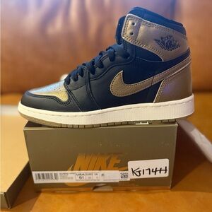 Nike Air Jordan 1 Retro High OG GS "Metallic Gold" . Size 5.5Y/7 women’s